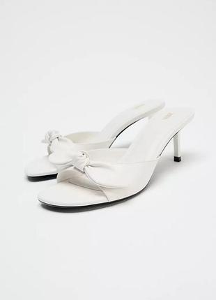 Кожаные босоножки на каблуке с бантом