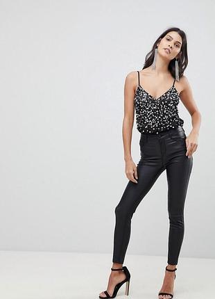 Топ на бретельках с блестками и v-образным вырезом майка декорирована пайетками