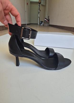 Шкіряні босоніжки 43 р шпилька