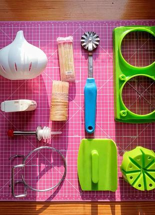 Кухонные инструменты набор 10 шт колесико, нож для яиц, дозаторы, коробка чеснок, держатель, палочки