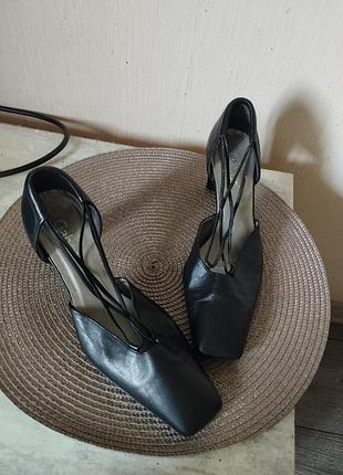 Босоніжки шкіряні