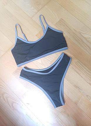 Чорний купальник топ на бретелях із сірою окантовкою трусики бразиліано спортивний купальник