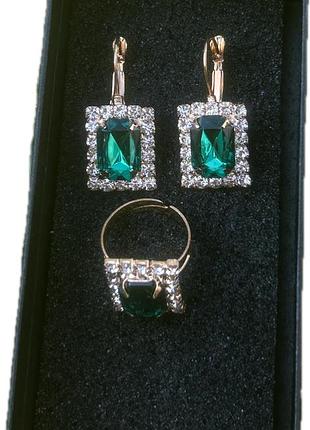 Набір вечірніх прикрас смарагдового кольору з камінцями, сережки та кільце