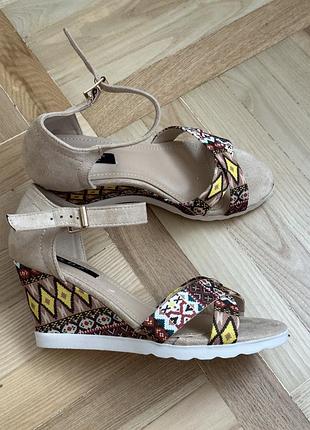 Літні жіночі бежеві босоніжки на танкетці 37 розмір