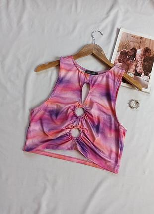 Яркий топ в абстрактный принт с кольцами