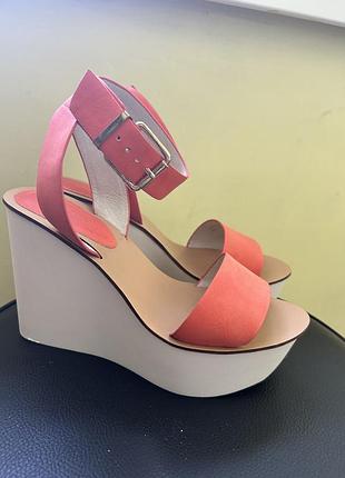 Босоніжки жіночі topshop 38 на танкетці з ремінцем коралові