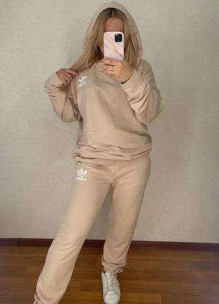 Женский спортивный костюм