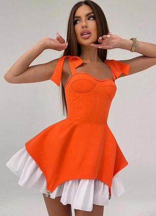 Сукня з чашечками та елементами корсету