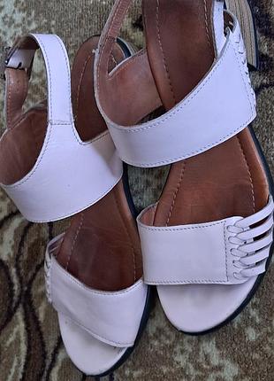 Недорогои кожаные босоножки 37 р. 350 грн.