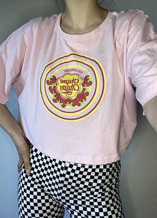 Світло рожева вкорочена футболка з принтом кроп топ чупа чупс мерч chupa chups легка бавовняна