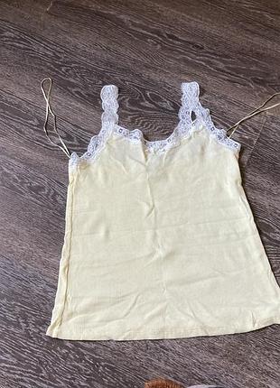 Трикотажна майка з мереживом світло-жовтого кольору