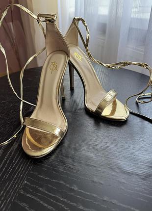 Босоніжки золотисті на завʼязки