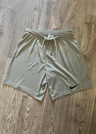 Спортивні шорти nike