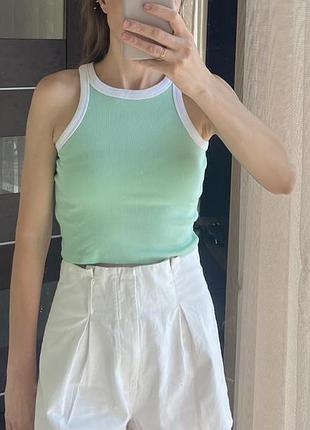 Майка мʼятного кольору