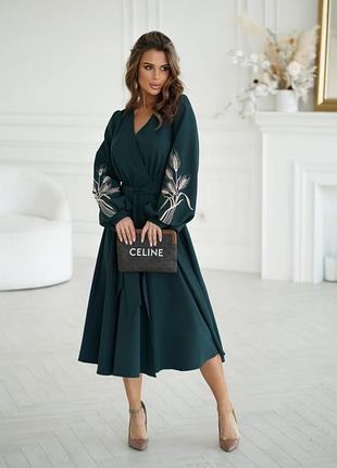 Зелена сукня з вишивкою