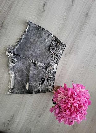 Стильные шорты от призрак