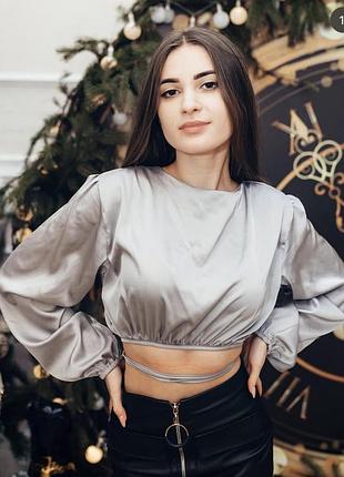 Короткая атласная блуза сзади на завязках серая