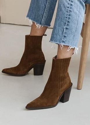 Дуже стильні актуальні трендові козаки в актуальному відтінку від бренду simply be