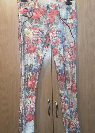 Яркие женские летние джинсы