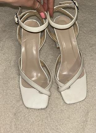 Босоніжки білого кольору на масивному каблуку