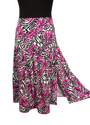 Юбка длинная, с разрезом.