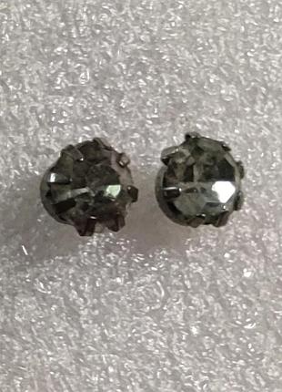 Серьги гвоздика со вставкой камня