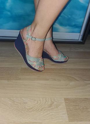 Босоножки танкетка цветочный принт и джинс от rokeddog