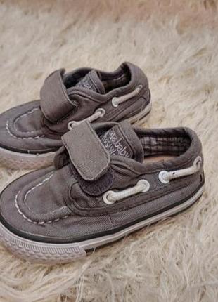 Серые кроссовки, кеды