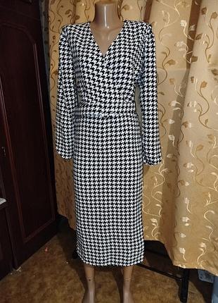 Теплое силуэтное миди платье в клетку