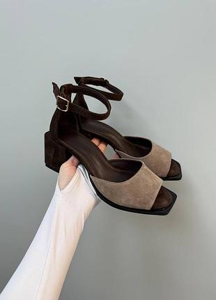 Стильні босоніжки з італійської шкіри та замші шоколадні на невисокому каблуку жіночі