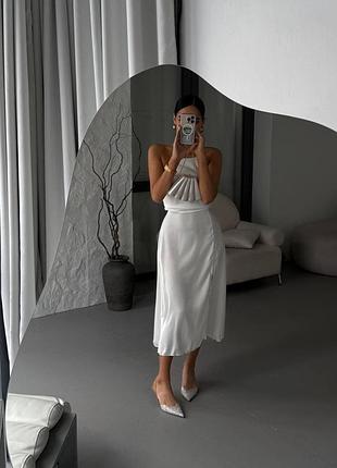 Шовкова сукня на бретелях з шнурівкою на спині з розрізом по нозі