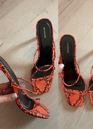 Шльопанці на каблуку скндалі босоніжки пітон зміїнний принт