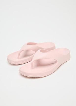Легкі шльопанці на низькому ходу zara