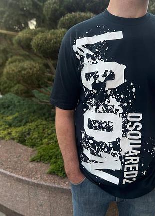 Темно-синяя футболка с принтом