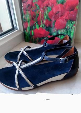 Босоножки бренда clarks верх и стелька натуральная кожа.ордина 3,5 eur 36