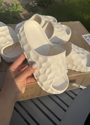 Шльопанці на піні білі