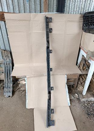 Нижня направляюча бампера vw t4 (7d0 807 183 b)