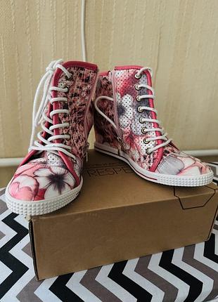 Розовые сникерсы