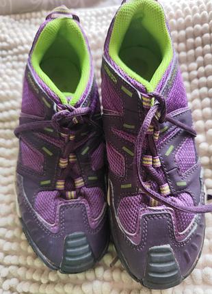 Фірмові кросівки