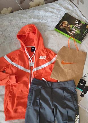 Спортивный костюм фирмы nike.