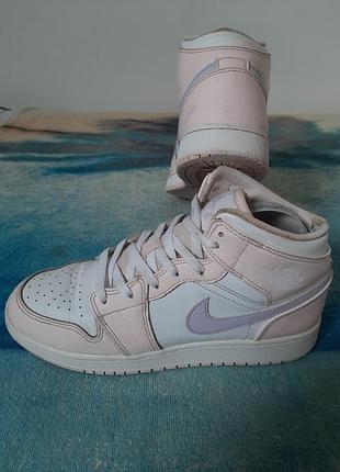 Кожаные женские кроссовки сникерсы nike air jordan 1 mid gs оригинал