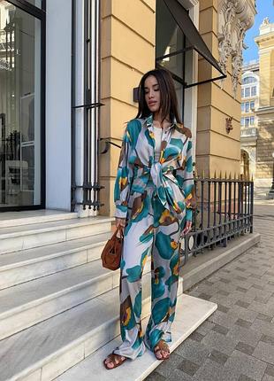 Брючный костюм с рубашкой из шелка сатина