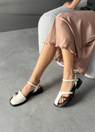 Бежеві коричневі шкіряні напівзакриті босоніжки з ремінцем шкіра беж