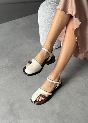 Бежеві коричневі шкіряні напівзакриті босоніжки з ремінцем шкіра беж