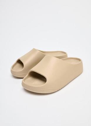 Шльопанці на платформі zara