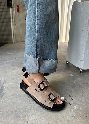 Анатомические босоножки с массивными пряжками