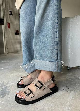 Анатомические босоножки с массивными пряжками