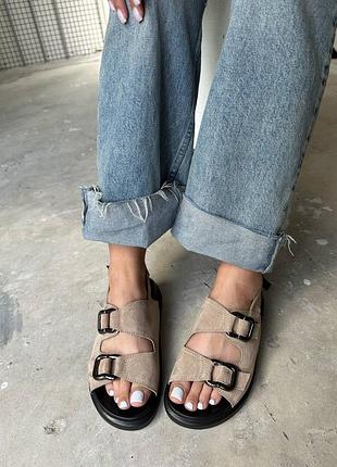 Анатомические босоножки с массивными пряжками