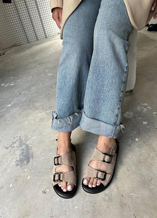 Анатомические босоножки с массивными пряжками