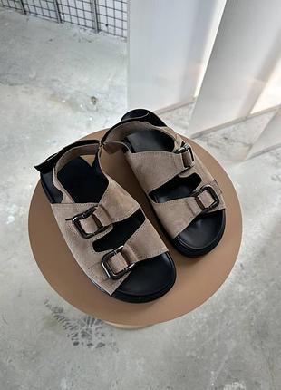 Анатомические босоножки с массивными пряжками